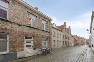 Dit huis in Brugge is een uitstekende keuze voor wie een slimme investering wil doen of op zoek is naar een knusse eigen woonst. Het betreft een halfopen bebouwing, wat een extra troef is binnen de dichte bebouwing van het historische centrum. U geniet bovendien van modern wooncomfort en gemoedsrust, aangezien de woning in 2013 volledig werd gerenoveerd en de elektrische keuring volledig conform is. Wie dit pand wil kopen, kiest voor een instapklaar geheel op een toplocatie.Indeling: Gelijkvloers: Inkomhal met vestiaire voorziening Gezellige leefruimte met veel lichtinvalGeïnstalleerde keukenApart toilet Berging met aansluiting wasmachineAangename buitenruimte Eerste verdiepingNachthalSlaapkamerBureau, extra zitruimte of kinderkamerBadkamer met inloopdouche, lavabo meubel en spiegelkastTweede verdieping:Zolderruimte met vlizotrap en mogelijk tot het inrichten van een tweede slaapkamerDe bereikbaarheid is uitstekend: u wandelt zo naar de lokale winkels en horeca, terwijl u via de ring van Brugge de stad vlot kunt verlaten. Wie investeert in dit vastgoed, kiest voor een waardevast pand op een gezochte locatie. De eigendom wordt aangeboden via de Pre-sale formule. Op 14/02/2026 tussen 10:00 en 13:00 kan u de woning op afspraak komen bezichtigen en een bod uitbrengen. De vermelde prijs is een instelprijs. Voor meer info, gelieve contact op te nemen met de dossierverantwoordelijke.