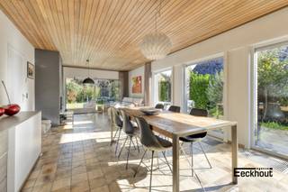 In een rustige, brede straat met weinig verkeer bevindt zich deze charmante alleenstaande villa. De woning is omgeven door een prachtig aangelegde tuin die volledige privacy biedt &amp; waar men de hele dag kan genieten van de zon! <br />indeling:<br />- gelijkvloers: royale inkomhal, ruime en lichtrijke woonkamer met grote raampartijen, met directe toegang tot het recent aangelegde terras en de tuin, aparte keuken met veel kastruimte en natuurstenen werkblad, gastentoilet met lavabo, garage, wasplaats/berging met douche.<br />- eerste verdieping: nachthal, 3 grote slaapkamers en 4e slaapkamer die momenteel ingericht is als bureau, badkamer met ligbad, dubbel lavabomeubel, bidet en toilet, bergruimte;<br />- geïsoleerde zolder;<br />In de tuin is een tuinhuis, die tevens te bereiken is via de voorkant. Ideaal als extra fietsenberging.<br />De woning is volledig voorzien van centrale verwarming op aardgas en in de woonkamer is er een gezellige houtcassette.<br />Maak nu uw afspraak voor deze ruime woning met veel potentieel!