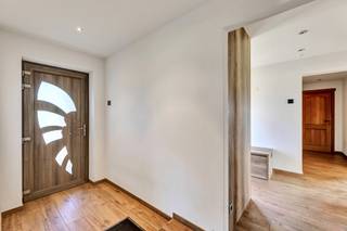 <p>Deze <strong>gerenoveerde/deels nieuwbouw woning</strong> is uitermate geschikt voor grote gezinnen of<strong> gezinnen met praktijkruimte/zelfstandige activiteit</strong>. Dit door verschillende toegangsdeuren. Ook <strong>kangoeroewoning </strong>behoort tot de mogelijkheden. De woning werd volledig gerenoveerd en voorzien van alledaags comfort. Hoewel instap klaar liggen verschillende nutsleidingen al klaar om bijkomende badkamers en bijkomende faciliteiten te bewerkstelligen. Eiken deuren, ingemaakte massieve kasten over de volledige benedenverdieping, massief eiken Amerikaanse keuken met granieten werkblad zijn slechts een deel van de troeven van de woning. De living van maar liefst 50 m² heeft een <strong>adembenemend uitzicht op de achterliggende tuin en velden</strong>. Een <strong>veranda </strong>van 51 m2, met zonnepanelen als dak, zorgt voor een extra leefruimte. De woning bezit <strong>4 slaapkamers</strong> doch de ruimtes die wij beschrijven als bureelruimte (25m²) kan eveneens als bijkomende zelfstandige leefruimte, slaapkamers/praktijkruimte gebruikt worden. Energetisch werd deze woning eveneens aangepakt wat resulteerde in een <strong>EPC A</strong>. <br />Open leefruimtes - Zuinig energetisch verbruik - Mooie locatie op verbindingsweg met achterliggende velden</p>