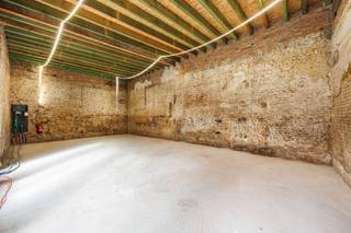 <p><span>In de Provinciestraat, op een centrale en goed bereikbare locatie in Antwerpen, vinden we deze casco </span><span>atelier</span><span> van ca. 65 m², gelegen in een kleinschalig renovatieproject.</span></p><p><span> </span></p><p><span>Het betreft een polyvalente ruimte die zich perfect leent voor verschillende invullingen zoals kantoor, praktijkruimte of nichehandel. Dankzij de casco staat krijgt de koper hier de unieke kans om het pand volledig naar eigen wensen en noden in te richten. </span><span>afwerking door de eigenaar is mogelijk</span><span>.</span></p><p><span> </span></p><p><span>De ruimte bevindt zich volledig apart in de </span><span>achterbouw </span><span>van het perceel, los van het hoofdgebouw. Dit zorgt voor een uitzonderlijk rustige en private werkomgeving. Bovendien beschikt de unit over een privatieve tuin, een absolute meerwaarde voor wie werk en </span><span>buitenruimte</span><span> wil combineren.</span></p><p><span> </span></p><p><span>Daarnaast is er een </span><span>fietsenstalling</span><span> voorzien binnen het gebouw, wat het pand extra praktisch maakt voor zowel gebruikers als bezoekers.</span></p><p><span> </span></p><p><span>Een bijkomende troef is de mogelijkheid om de verdere afwerking te laten uitvoeren door de eigenaar. Dit biedt flexibiliteit en comfort voor kopers die op zoek zijn naar een </span><span>afgewerkt</span><span> geheel zonder zelf het volledige traject te moeten coördineren.</span></p><p><span> </span></p><p><span>Het gebouw onderging een grondige renovatie, met een </span><span>nieuw dak en gevelisolatie.</span><span> De unit zelf wordt casco aangeboden, waardoor zowel eindgebruikers als investeerders hier een project op maat kunnen realiseren.</span></p><p><span> </span></p><p><span>Volgens het EPC (niet-residentieel) beschikt de unit momenteel over een energielabel F. Dit is voornamelijk te verklaren door het feit dat er vandaag </span><span>nog geen verwarmings-, ventilatie- of vaste installaties aanwezig zijn</span><span> . Aangezien de ruimte casco wordt aangeboden, krijgt de koper net de mogelijkheid om vanaf nul te werken en meteen te kiezen voor energie-efficiënte technieken en installaties. Hierdoor kan het energieverbruik bij afwerking aanzienlijk geoptimaliseerd worden en kan er perfect ingespeeld worden op de huidige normen en persoonlijke noden.</span></p><p><span> </span></p><p><span>Indeling</span></p><p><span>-volledig aparte entiteit in de achterbouw</span></p><p><span>-privatieve tuin</span></p><p><span>-fietsenstalling aanwezig</span></p><p><span>-polyvalente invulling mogelijk (kantoor / praktijk / handel)</span></p><p><span>-mogelijkheid tot afwerking door de eigenaar</span></p><p><span> </span></p><p><span>Algemeen gebouw</span></p><p><span>-kleinschalig renovatieproject </span></p><p><span>-vernieuwd gebouw</span></p><p><span>-casco oplevering</span></p><p><span> </span></p><p><span>Troeven</span></p><p><span>-volledig aparte en rustige ligging in de achterbouw</span></p><p><span>-privatieve tuin</span></p><p><span>-mogelijkheid tot afwerking op maat via eigenaar</span></p><p><span>-fietsenstalling</span></p><p><span>-centrale ligging in Antwerpen</span></p><p><span>-geschikt voor verschillende invullingen</span></p><p><span>-interessant voor eigen gebruik of </span><span>investering</span></p><p><span> </span></p><p><span>Ben jij geïnteresseerd in deze commerciële ruimte in Antwerpen, ben je op zoek naar ander vastgoed of wens je de waarde van jouw eigendom te kennen? Dan ben je bij BOLT immo aan het juiste adres! Wij helpen jou graag verder.</span></p>