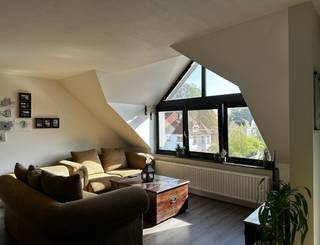 Leuk en instapklaar duplex-appartement (88 m²) met 2 slaapkamers, berging en twee terrassen, centraal gelegen in Mol. Vooraan bevindt zich een klein terras aan de keuken; achteraan ligt een ruim zuidgericht terras van 24 m², waar vorig jaar nieuwe tegeldragers werden geplaatst.<br /><br />Het appartement werd 5 jaar geleden volledig gerenoveerd, met een moderne keuken en badkamer als blikvangers. Daarnaast werden 4 jaar geleden twee warmtepompen geplaatst (woonkamer en slaapkamer beneden) waarmee zowel verwarmd als gekoeld kan worden. Twee jaar geleden kwamen er nog vliegenramen, vliegendeuren en duette-gordijnen bij.<br /><br />Het gebouw zelf werd recent nog voorzien van een vernieuwde lift en geüpdatete brandveiligheidsvoorzieningen. Bij het appartement hoort één private parkeerplaats. De maandelijkse kosten voor de syndicus bedragen ongeveer 100 euro.<br /><br />