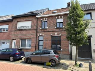 <p><span>Centraal gelegen, energiezuinige, goed gerenoveerde woning met kelder, 3 slaapkamers, zolder met mogelijkheden en zonnige tuin</span></p><p><span> </span></p><p><span>Beschrijving:</span></p><p><span> </span></p><p><span>-1 : droge kelder</span></p><p><span>Glvl: inkomhal, slaapkamer of bureau, leefkeuken en living met 3 wandige lichtkoepels, wasplaats, schuifraam naar overdekt terras, zonnig terras en tuin</span></p><p><span>+1: badkamer met inloopdouche, ligbad, badkamermeubel met dubbele lavabo en toilet</span></p><p><span>+2 : twee slaapkamers van 18 en 11m², apart toilet</span></p><p><span>+3 : geïsoleerde zolder met vaste trap, extra slp('s) mogelijk</span></p><p><span> </span></p><p><span>Troeven:</span></p><p><span> </span></p><p><span>+ energielabel A 77 kWh/(m² jaar)</span></p><p><span>+ keuken en living met veel lichtinval</span></p><p><span>+ zolder met mogelijkheden</span></p><p><span>+ zonnige tuin</span></p><p><span>+ 16 zonnepanelen en thuisbatterij</span></p><p><span>+ elektrische rolluiken</span></p><p><span>+ asbestveilig </span></p><p><span> </span></p><p><span>Kom niet 'TE LAET' en maak een afspraak via info@immodelaet.be of 03/644.00.88.</span></p><p><span> </span></p><p><span> </span></p><p><span> </span></p>