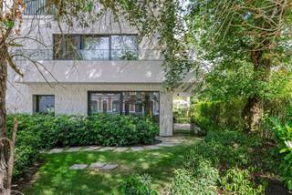 <p><span> </span></p><p><span> </span></p><p><span> </span></p><p><span> </span></p><p><span> </span></p><p><span> </span></p><p><span>C'est dans ce projet immobilier neuf à petite échelle que vous trouverez cet élégant appartement de plain-pied.<br />Conçu par le célèbre cabinet d'architectes Caan, ce projet garantit des finitions de qualité et des matériaux durables.<br />Grâce à son emplacement à proximité de la gare Saint-Pierre, de l'UZ-Gent et de De Sterre, vous bénéficiez d'une desserte optimale, tant en transports en commun qu'en voiture.<br />Le parc de la Citadelle et le parc Paul de Smet de Naeyer se trouvent à quelques minutes à pied, ce qui est idéal pour se détendre dans un cadre verdoyant.<br /><br />DESCRIPTION<br /><br />L'appartement est prêt à emménager, à l'exception des travaux de peinture.<br />Vous entrez par le hall d'entrée doté d'un débarras séparé.<br />Une élégante porte vitrée vous mène à l'espace de vie avec cuisine ouverte équipée d'un îlot central.<br />La cuisine constitue le cœur battant de l’appartement, parfaite pour passer des soirées conviviales en famille ou entre amis.<br /><br />Grâce à ses grandes baies vitrées, l’espace de vie est baigné de lumière naturelle.<br />Depuis le salon, vous accédez à la terrasse ensoleillée, idéalement orientée.<br /><br />L'appartement dispose également de toilettes pour invités, d'une chambre avec salle de bains attenante, où confort et luxe s'allient à la perfection.<br /><br />ATTOUS SUPPLÉMENTAIRES<br /><br />Le débarras en sous-sol, un abri de jardin privé ainsi que le jardin commun, qui constitue un lieu accueillant pour passer d'agréables journées d'été !<br /><br />Contactez Kevin :<br />(certaines photos'sont fournies à titre indicatif, les dimensions sont approximatives) </span></p>