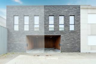 VALIMMAS verkoopt deze recente (2017), hedendaagse en quasi energieneutrale (E-peil 19) woning met carport en tuintje...
Het gelijkvloers bestaat een een inkomhal met vestiaireruimte, een toilet met hang-wc en handwasbakje, een technisch lokaal/berging, een ruime living met open ingerichte keuken en groot schuifraam naar het ideaal georiënteerd (zuidwest) zonneterras, en een carport.
De verdieping herbergt een nachthal, twee grote slaapkamers (met elk een dressing of bureel), en een luxueuze badkamer met ligbad en inloopdouche.
Er is tevens een kelder aanwezig.
Quasi energieneutrale woning: EPC 36 kWh/m² en E-peil 19. Daikin warmtepomp met geïntegreerde boiler en vloerverwarming. Ventilatiesysteem type D met warmterecuperatie. Aluminium ramen zonder ventilatieroosters (= geluidsarm) met drievoudige HR-beglazing.
Inclusief 12 zonnepanelen (3.60 kWp - dekt het actuele verbruik (thans nog terugdraaiende elektriciteitsteller)).
Recente en zeer degelijk afgewerkte woning met alle hedendaags comfort en een moderne inrichting met “industriële look” (betonvloeren, betonnen welfsels, …). In zeer goede staat van onderhoud en direct instapklaar !
Aantrekkelijke ligging nabij de Kerk van Peizegem, in de onmiddellijke omgeving van buurtwinkels, basisschool en bushalte (lijn 40 en R45). Mobiscore 7,2/10. Vlakbij fietsroute “Leireken” (Londerzeel – Aalst) en kort bij “Buggenhoutbos”. Makkelijke verbindingen naar Buggenhout, Dendermonde, Merchtem, Londerzeel, A12, …
