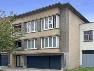 In een rustige, residentiële straat in het hart van Ronse ligt dit charmante appartement op de tweede verdieping van een verzorgd gebouw met slechts...