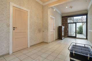 The house has a lot of character and potential to be transformed into a modern family home. Located in the quiet Sint-Clara Street, with the...