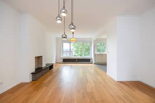 <p><span>Appartement de deux chambres prêt à emménager, avec garage, place de parking et terrasse, idéalement situé entre le Boekenbergpark et le Rivierenhof</span></p><p><span> </span></p><p><span>Vous</span><span>recherchez un appartement spacieux et bien entretenu dans un cadre calme et verdoyant ?</span><span> </span><span>Alors vous êtes au bon endroit. Cet appartement récemment rénové allie un espace de vie lumineux, deux chambres à part entière, une terrasse ensoleillée et un garage spacieux avec une place de parking supplémentaire. De plus, vous vivrez entre le Boekenbergpark et le Rivierenhof, à proximité des commerces, des transports en commun et des axes routiers.</span></p><p><span> </span></p><p><span>Lumière, espace & t confort</span></p><p><span>Le hall d’entrée donne accès à toutes les pièces de l’appartement. Le vaste espace de vie d’environ 32 m² est baigné de lumière naturelle grâce à ses grandes baies vitrées et donne sur une rue verdoyante. Le parquet chaleureux et l’élégante cheminée décorative confèrent à l’ensemble une atmosphère conviviale. À côté se trouve la cuisine ouverte et entièrement équipée, avec plaque de cuisson électrique, four, lave-vaisselle, lave-linge encastré et de nombreux rangements. Grâce à l'ouverture sur le salon, vous bénéficiez ici d'une sensation agréable d'espace. L'agencement comprend également deux chambres, une salle de bains rénovée et une terrasse.</span></p><p><span> </span></p><p><span>Deux chambres & e salle de bains rénovée</span></p><p><span>À l’arrière de la maison, au calme, se trouvent deux chambres dotées du même parquet chaleureux. La plus grande chambre donne directement sur la terrasse, où vous pourrez déguster un café ou profiter du soleil couchant en toute tranquillité. La salle de bains élégante a été récemment rénovée et est équipée d’une grande douche à l’italienne, d’un meuble-lavabo moderne et de toilettes. Le garage spacieux, doté d’un espace de rangement supplémentaire, ainsi que la place de parking située devant, constituent une véritable valeur ajoutée, vous permettant de garer sans problème deux voitures.</span></p><p><span> </span></p><p><span>Une vie au vert entre deux parcs</span></p><p><span>La Van Havrelei est une large avenue résidentielle située dans un quartier très prisé de Deurne. Vous vivez entre le Boekenbergpark et le Rivierenhof, deux magnifiques parcs où vous pouvez vous promener, faire du sport ou vous détendre. À quelques minutes à pied, vous trouverez un Delhaize, des écoles, les transports en commun et les principaux axes routiers. Vous profiterez ainsi d’un cadre de vie verdoyant avec toutes les commodités à portée de main.</span></p><p><span> </span></p>