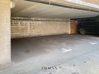 Place de parking facilement accessible, située au cœur du quartier, à proximité du lac de Zegem et de la Lippenslaan. <br /><br />Située au niveau -1, accessible par une rampe.<br />Hauteur : 1,9 mètre<br />Profondeur : 5,1 mètres<br />Largeur : 2,5 mètres<br /><br />N'hésitez pas à nous contacter pour plus d'informations : tél. : 050 62 44 14 ou par e-mail à knokke@immax.be