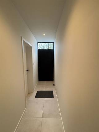 In het centrum van Poperinge, in een zeer rustige straat treffen we deze totaal gerenoveerde woning aan. We betreden het pand via de inkomhal...