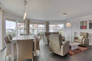 In de Sloepenlaan te Sint-Idesbald (Koksijde), vlakbij het strand en op wandelafstand van het centrum, vinden we dit villa-appartement (114 m²) inclusief garage te koop. Dit recent appartement uit 2010 werd kwalitatief ingericht en werd steeds zéér goed onderhouden. Zoek je immo in Sint-Idesbald? Lees dan zeker verder!INDELING:> Eerste verdieping:- inkomhal;- lichtrijke leefruimte met terras (zuid-west gericht, 21 m²); - keuken voorzien van keramische kookplaat, dampkap, dubbele spoelbak, koelkast, oven en vaatwasmachine; - berging met aansluiting wasmachine;- 3 ruime slaapkamers allen voorzien van ingemaakte kasten. Aansluitend aan één van de slaapkamers is een douchekamer aanwezig. Iedere slaapkamer is voorzien van een terras;- badkamer met bad, dubbele lavabo met wasmeubel, handdoekdroger en toilet;- gastentoilet> Bij het appartement is een ruime garage (3,35m op 7,35m) inbegrepen!ALGEMEEN:- zeer gunstig EPC B (141 kWh/m² jaar);- centrale verwarming op aardgas, condensatieketel;- gordijnen, lichtarmaturen en meubilair leefruimte inbegrepen;Bent u op zoek naar een aangenaam ruim appartement, zowel voor vaste bewoning als voor tweede verblijf? Aarzel niet contact op te nemen met Dewaele Koksijde (058 330 600).