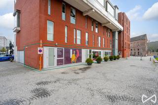 <span>Deze kantoorruimte is gelegen op 200 meter van de markt en heeft een zeer goede visibiliteit. Bovendien is er op wandelafstand parkeergelegenheid voorzien. De handels- of kantoorruimte bestaat uit drie delen, heeft een oppervlakte van 80m² en is afgewerkt met kitchenette, bezoekerstoilet en technische berging. CV op aardgas, airco, verlichting en zonnewering aanwezig.</span><br /><br /><span>Kantoorruimte geschikt voor commerciële activiteiten, kantoren en vrije beroepen. Toegelaten zijn onder meer winkels (kleding, schoenen, juwelen, boeken, parfumerie, wijn, paramedische artikelen…), artsen, tandartsen, immobiliënkantoren, alsook een tearoom, restaurant, luxe-traiteur of snack-bar mits geen geur-, lawaai- of nachthinder.</span><br /><br /><span>Syndickost van 50 EUR/maand met jaarlijkse afrekening.</span><br /><br /><span>Beschikbaar vanaf 1 oktober 2026. </span><br /><br /><span>Voor meer info kan u terecht bij Stefanie 055/59 50 10 of via mail stefanie.browaeys@weinvest.be.</span>