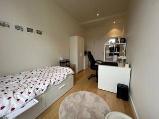 <span><strong>**ACADEMIEJAAR 2026-2027 - KAMER EIGEN SANITAIR**</strong></span><br /><br />In de Justus Lipsiusstraat 50 kan je deze kamer met eigen sanitair terug vinden. De kamer bevindt zich op de tweede verdieping, wordt bemeubeld aangeboden en beschikt over een lavabo in de kamer en een eigen badkamer buiten de badkamer.<br /><br />Het gebouw beschikt over een gemeenschappelijke keuken en een terras met tuin waar alle studenten samen kunnen komen om te ontspannen. De locatie is een uiterste troef, zo ben je op wandelafstand van Leuven station, de Bondgenotenlaan en allerlei campussen, ...<br /><br /><span><strong>Interesse of een bezoek ter plaatse? Contacteer ons via 016 229 228 of via verhuur@connect-immo.be </strong></span><br /><br />Beschikbaar vanaf 15 september 2026!<br />Huurprijs: €645 +<strong> €1.560 vaste kosten op jaarbasis + afrekening nutsvoorzieningen</strong>