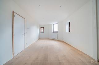 <p>We Invest Liège et Lucas ont le plaisir de vous présenter cet appartement complètement rénové, situé dans un immeuble récemment remis à neuf et bénéficiant de communs impeccablement entretenus.</p>
<p>Avec une superficie PEB de 78 m² (PEB B), l’appartement offre un confort moderne grâce à une rénovation intégrale : isolation des parois, nouveaux revêtements de sol, cuisine semi-équipée, salle de bains modernisée… La disposition est parfaitement pensée avec un séjour lumineux, une cuisine contemporaine, deux chambres confortables et une salle de bains élégante.</p>
<p>Les installations techniques sont en ordre : l’électricité est conforme, le gaz est conforme, et les compteurs de gaz, d’eau, d’électricité ainsi que la chaudière sont individuels.</p>
<p>L’immeuble a également fait l’objet de travaux importants : modernisation complète des communs, installations techniques récentes, nouvelle isolation… L’ensemble assure une excellente performance énergétique et un confort durable.</p>
<p>Cet appartement constitue une belle opportunité pour un acquéreur recherchant un bien sans travaux, dans un immeuble rénové et particulièrement bien entretenu.</p>
