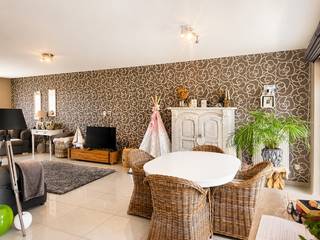 omvattende een inkomhal, grote living, moderne keuken en badkamer, 2 aparte toiletten, 4 slaapkamers, garage, berging, zolder, tuin met terras en tuinberging