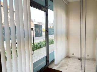 Kantoorruimte gelegen te Mechelen (circa 82 m²) Dit commerciële pand is perfect voor ondernemers die zoeken naar een professionele en goed gelegen werkplek.IDEAAL voor adviesbureaus, consultancy, advocatenkantoren, of andere dienstverlenende bedrijven die zoeken naar een professionele en aantrekkelijke werkplek in hartje Mechelen.LOCATIE EN BEREIKBAARHEID : Gevestigd aan een belangrijke verkeersader in Mechelen, beschikt dit pand over een ideale positie. De locatie is uitstekend bereikbaar met het openbaar vervoer. INTERIEUR EN INDELING : Het interieur is praktisch ingericht met meerdere functionele zones. Het pand beschikt over 3 verschillende bureauruimtes met glazen wanden afgescheiden, een geluidsdichte kantoorruimte, een apart toilet, en keukenvoorziening, en kleine berging.