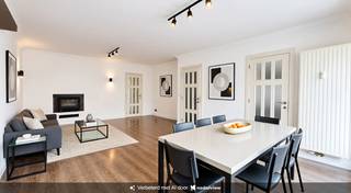 Op zoek naar een ruim en lichtrijk appartement op een uitstekende locatie? Dan is dit gedeeltelijk gerenoveerde appartement van 74 m², gelegen aan Square Pierre Hauwaerts 26 in Evere, precies wat u zoekt.<br /><br />Gelegen op de 2de verdieping van de 3 van een verzorgd gebouw met lift, geniet u van een aangename woonomgeving in een rustige doodlopende straat, ideaal voor gezinnen en wie op zoek is naar rust, zonder in te boeten op bereikbaarheid.<br /><br />De ruime leefruimte (30m²) baadt in natuurlijk licht en geeft uit op een terras (6m²) aan de voorzijde. Verder omvat het appartement 2 slaapkamers (14m² en 10m²), een functionele keuken (5m²) en een badkamer (3m²) die u volledig naar eigen smaak kunt moderniseren en een gemeenschappelijke tuin.<br /><br />Een privatieve kelder zorgt voor extra bergruimte. Hoewel er geen privatieve parkeerplaats is, kunt u vlot parkeren in de straat. elektriciteit is individueel. Gemeenschappelijke lasten zijn 175EUR, zonder verbruik van warm water en verwarming.<br /><br />De ligging is een absolute troef. Op wandelafstand vindt u onder meer winkels, scholen, openbaar vervoer en alle dagelijkse voorzieningen. <br />Dankzij de gunstige ligging bereikt u bovendien snel het centrum van Brussel en de belangrijkste verbindingswegen.<br /><br />Troeven:<br /><br />✔ Terras <br />✔ kindvriendelijke straat<br />✔ Gemeenschappelijke tuin<br />✔ Privatieve kelder<br />✔ Voldoende parkeergelegenheid in de straat<br />✔ Nabij winkels, scholen en openbaar vervoer<br /><br />Bent u op zoek naar een comfortabel appartement op een rustige en centrale locatie in Evere? <br />Contacteer vandaag nog voor een bezoek - 0487/89.20.72.