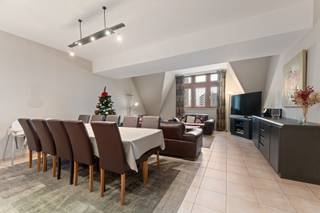 <br />Te koop: ruim appartement in het centrum van Oostende, op wandelafstand van winkels, restaurants en de zeedijk.<br />
<p>Dit appartement, <strong>geschikt voor vakantieverhuur tot maar liefst 10 personen</strong>, vormt de ideale uitvalsbasis voor grote gezinnen of groepen die volop willen genieten van de kust. <strong>Ook perfect geschikt voor vaste bewoning of als tweede verblijf.</strong> Gelegen aan het <strong>Ernest Feysplein</strong>, in <strong>een bijzonder gegeerde locatie aan de rand van het stadscentrum, met prachtig uitzicht op de jachthaven</strong>, met alle voorzieningen binnen handbereik.</p>
<p>Het appartement beschikt over een <strong>EPC-label B</strong>, wat garant staat voor een energiezuinige en comfortabele woonervaring.</p>
<p><strong>Indeling:</strong></p>
<ul><li>
<p>Ruime en lichtrijke living met toegang tot het terras</p>
</li><li>
<p>Volledig ingerichte keuken</p>
</li><li>
<p>3 comfortabele slaapkamers</p>
</li><li>
<p>2 badkamers</p>
</li><li>
<p>Berging met technische ruimte</p>
</li><li>
<p>Inkomhal</p>
</li><li>
<p>Terras voor aangename buitenmomenten</p>
</li><li>
<p><strong>Binnenstaanplaats voor uw wagen</strong></p>
</li></ul>
<p><strong>Troeven:</strong></p>
<ul><li>
<p>Ideaal vakantieappartement voor <strong>10 personen</strong></p>
</li><li>
<p>Ook geschikt voor <strong>vaste bewoning of als tweede verblijf</strong></p>
</li><li>
<p><strong>Toplocatie aan de rand van het stadscentrum met uitzicht op de jachthaven</strong></p>
</li></ul>
<br /><strong>Wenst u meer info? Contacteer Charlotte via 059 70 00 99 of Charlotte@eraservimo.be</strong>