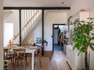 Achter de gevel van deze instapklare woning bevindt zich een verrassend ruime en aangename woonomgeving. De praktische indeling en opvallend hoge plafonds zorgen voor een open gevoel en geven de woning een bijzonder karakter.<br /><br />De leefruimtes bieden voldoende plaats voor zowel een gezellige zithoek als een ruime eetplaats. De woning is verzorgd en instapklaar, waardoor nieuwe bewoners hier zonder grote werken hun intrek kunnen nemen en de ruimtes verder naar eigen smaak kunnen inrichten.<br /><br />Op de verdiepingen bevinden zich twee volwaardige slaapkamers en een ruime badkamer. Daarnaast biedt de zolderverdieping de mogelijkheid om een derde slaapkamer te creëren. Deze ruimte dient momenteel nog verder afgewerkt te worden.<br /><br />Een verzorgde en instapklare woning met aangename volumes en hoge plafonds, ideaal voor wie op zoek is naar een comfortabele woning met ruimte en mogelijkheden.