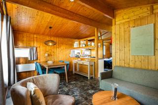 Op een prachtige locatie vlak bij Dinant vindt u dit gezellige vakantiehuis met 2 slaapkamers, gelegen midden in de natuur. Hier geniet u van rust, ruimte en tal van recreatiemogelijkheden in de directe omgeving.<br /><br />Welkom in de Belgische Ardennen! Op de zonnige flank van een heuvel, langs de oevers van de Maas, ligt het sfeervolle vakantiepark Vallée Les Etoiles. Deze unieke locatie vormt de perfecte uitvalsbasis om volledig te ontspannen en te genieten van alles wat de streek te bieden heeft. Maak prachtige wandelingen of fietstochten door het groene landschap, ontdek uitdagende mountainbikeroutes of geniet simpelweg van de rust en het schitterende uitzicht.<br /><br />Het vakantiepark beschikt over diverse faciliteiten, waaronder een verwarmd binnenzwembad, een speeltuin, een indoor speelruimte en animatieactiviteiten voor kinderen, waardoor het een aantrekkelijke bestemming is voor het hele gezin. Deze vrijstaande vakantiewoning biedt plaats aan maximaal vier personen. De sfeervol ingerichte woonkamer beschikt over een gezellige zithoek met haard en televisie, evenals een aangename eethoek. De open keuken is volledig uitgerust met onder andere een filterkoffiezetapparaat, koelkast met vriesvak, combimagnetron, vaatwasser en waterkoker. Verder beschikt de woning over twee comfortabele slaapkamers en een badkamer met douche, wastafel en toilet. Tot slot beschikt u ook over een aparte berging die van buitenaf toegankelijk is. Buiten kunt u heerlijk genieten op het omheinde terras met tuinmeubilair, waar u wordt getrakteerd op een prachtig uitzicht over de omgeving. Parkeren kan vlak bij de woning op de voorziene parkeerplaats.<br /><br />Bent u op zoek naar een vakantiewoning op een unieke locatie in de Ardennen, ideaal voor eigen gebruik of als investering? Dan is dit een buitenkans!<br /><br />Dit is een uitstekende opportuniteit als u op zoek bent naar een vakantiehuisje op een toplocatie nabij Dinant. Contacteer ons voor meer informatie op 0479/47.09.61 of neem een kijkje op www.boonstravastgoed.be .