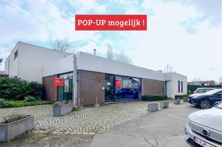 !POP UP MOGELIJK!<br />Op een absolute toplocatie in Sint-Truiden, aan een druk rondpunt met maximale zichtbaarheid, bevindt zich deze instapklare kantoorruimte/handelspand van 110 m².<br /><br />Het pand is uitgerust met moderne voorzieningen, waaronder airconditioning, een automatische schuifdeur en veel natuurlijke lichtinval, wat zorgt voor een aangename werkomgeving. Daarnaast beschikt het kantoor over een keuken met zitruimte, een ruime stockage, en een aparte ingang voor personeel, wat extra flexibiliteit biedt. Parkeren is geen probleem dankzij de 8 à 9 parkeerplaatsen voor de deur. De combinatie van een strategische ligging en praktische indeling maakt dit kantoor de ideale keuze voor wie bereikbaarheid, zichtbaarheid en comfort wil combineren.<br /><br />Interesse? Contacteer ons vandaag nog voor een bezoek ter plaatse. 
