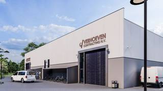 Nieuw bedrijvenpark met 24 CASCO+ units op een boogscheut van TONGEREN<br />(fase 1: 14 units)<br />De units variëren van 195 tot 600 m² en zijn incl. 1 parkeerplaatse. Extra parkeerplaatsen eventueel bij te kopen. <br /><br />De units worden casco+ opgeleverd, de betonvloer is inbegrepen maar wordt pas gestort na toekenning unit en het eventueel aanleggen van nutsvoorzieningen en/of verdiepingsvloer. Alle nutsaansluitingen tot in de unit, detail op aanvraag via lastenboek. <br /><br />Volledig onder BTW stelsel (grond&amp;constructie à 21% - 100% recupereerbare BTW - de registratie van 12% is dus NIET verschuldigd, ook niet op het grondaandeel)<br /><br />Verkoop onder stelsel van mede-eigendom.