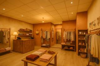 Commerce idéalement situé avec possibilité de logement, offrant une excellente visibilité, parfait pour une activité horeca, un magasin ou un bureau, avec la possibilité d’habiter à l’étage ; visites sur rendez-vous avec IMMO BEGUIN : info@immobeguin.be.