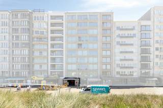 Bent u op zoek naar een commerciële toplocatie of een waardevolle vastgoedinvestering aan de kust? Dit uitzonderlijke handelspand van 150 m² in Residentie Monaco (bouwjaar 1980) ligt op een absolute A-locatie: pal recht tegenover SILT, het kloppende hart van Middelkerke. Hier bent u verzekerd van maximale visibiliteit en een constante stroom van passanten, het hele jaar door.<br /><br />Het pand beschikt over een brede etalage met fantastische lichtinval en biedt de unieke mogelijkheid tot het uitstallen van goederen of een terras op de Zeedijk. Daarnaast is er een zeer grote privékelder aanwezig, ideaal voor stockbeheer en extra voorraad, waardoor de winkelvloer optimaal benut kan worden.<br /><br />Een grote troef is de mogelijkheid tot het vestigen van een domicilie aan de achterzijde. Dit maakt het pand perfect voor een uitbater die wonen en werken wil combineren, of als extra meerwaarde voor investeerders naar verhuur toe.<br /><br />Het pand wordt momenteel succesvol uitgebaat als pop-up, maar is volledig vrij bij akte. Of u nu droomt van een exclusieve retailzaak, een stijlvol kantoor of een vrij beroep; deze locatie biedt eindeloze mogelijkheden.<br /><br />Grijp deze zeldzame kans op de vernieuwde Zeedijk.<br /><br /> Contacteer ons vandaag nog voor meer informatie of een bezoek ter plaatse! <br /><br />Bestuursmaatregelen in het maatregelenregister: nee
