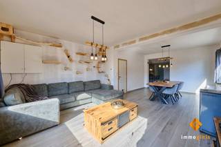 <p><span>Deze deels gerenoveerde woning met 3 slaapkamers is gelegen op een perceel van 4a80ca, in een rustige buurt. </span></p><p><span> </span></p><p><span>Indeling gelijkvloers:</span><span> inkom, woonkamer, keuken, badkamer met bad en douche, veranda, voorraadkelder.</span></p><p><span> </span></p><p><span>Indeling verdiep:</span><span> nachthal, 3 slaapkamers. </span></p><p><span> </span></p><p><span>De onderhoudsvriendelijke tuin is voorzien van een garage en tuinberging.</span></p><p><span> </span></p><p><span>Recente renovaties:</span></p><ul><li><span>Dak + isolatie</span></li><li><span>Elektriciteit (conform AREI)</span></li><li><span>Vloeren</span></li><li><span>Keuken</span></li><li><span>Badkamer</span></li></ul><p><span> </span></p><p><span>Troeven:</span></p><ul><li><span>Recente renovaties</span></li><li><span>3 slaapkamers</span></li><li><span>Ruime woonkamer</span></li><li><span>Veel lichtinval </span></li><li><span>Zéér ruime keuken</span></li><li><span>Badkamer met bad én douche</span></li><li><span>Rustige ligging</span></li></ul><p><span> </span></p><p><span> </span></p>