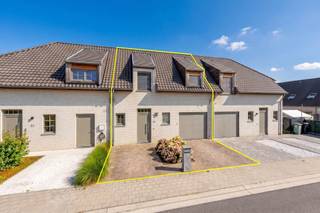 <p><span>BEZOEKMOMENT OP AFSPRAAK: ZATERDAG 22/08<br />Neem contact op met Quinten van Immo Zone op 0485/02.48.04 – quinten@immo-zone.be voor meer informatie of een bezichtiging.<br /><br />Welkom bij deze lichtrijke, gesloten nieuwbouwwoning met 3 slaapkamers, gelegen in het leuke Lede. De ligging is uiterst gunstig met winkels, scholen en openbaar vervoer in de nabijheid en het centrum van Lede en het station zijn op fietsafstand bereikbaar. De woning bevindt zich in een rustige, doodlopende straat en biedt privé-parkeermogelijkheden voor meerdere wagens.</span></p><p><span><br />De woning heeft een EPC-label A, wat garant staat voor lage energiekosten en dankzij 7 zonnepanelen, ventilatiesysteem C+, een regenwaterput van 10.000L in de tuin en andere moderne troeven is dit echt een absolute topper! <br /><br />Binnen treft u een inkomhal met gastentoilet, gevolgd door een ruime en zeer lichtrijke leefruimte, die naadloos overgaat in de open keuken. Deze moderne keuken is uitgerust met alle nodige toestellen en biedt een eiland met veel bergruimte. Verder is er ook nog een inpandige garage met automatische poort. <br />Op de eerste verdieping bevinden zich 3 ruime slaapkamers, een apart toilet en een ruime, moderne badkamer. Via een zoldertrap kan men de ruime zolder bereiken die extra opbergmogelijkheden voorziet.<br /><br />Buiten kan je genieten van een aangelegd terras in natuursteen en een mooi aangelegde en kindvriendelijke tuin. Voor het opbergen van tuinmateriaal is er een tuinhuis voorzien.<br /><br />Bent u opzoek naar een strakke, hedendaagse woning met een top afwerking en mooie materialen? Dan is deze instapklare woning met alle nodige voorzieningen iets voor u! Een unieke kans op een aantrekkelijke locatie.</span></p><p><span> </span></p><ul><li><span>EPC: 30 kWh/m²jaar – Label A</span></li><li><span>Elektriciteit conform</span></li><li><span>Zonnepanelen aanwezig</span></li><li><span>PVC omkadering met hoogrendementsbeglazing</span></li></ul><p><span>Alle documenten zijn reeds te raadplegen via de website van Immo Zone.</span></p>
