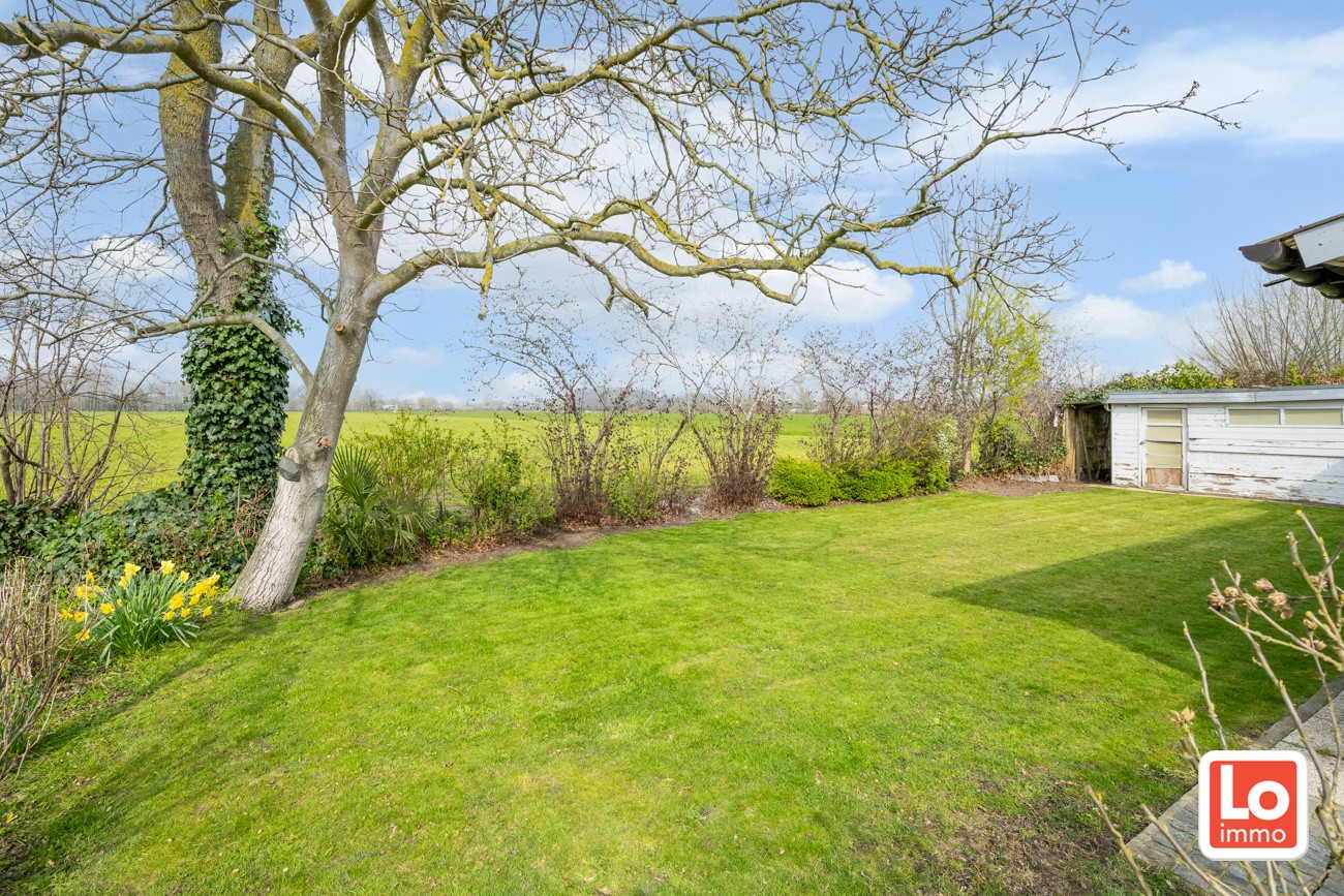 Ruime volledig te renoveren open gelijkvloerse prefab woning met inpandige garage en tuin met open zicht of perceel bouwgrond met afbraak/heropbouw mogelijkheden aan 6% BTW op een rustige locatie nabij het centrum van Zeveneken! - foto 2