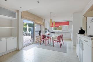 Op zoek naar een comfortabele, energiezuinige woning op een toplocatie? Deze goed onderhouden vrijstaande woning in de J. Van Boendaelelaan combineert ruimte, licht en praktische extra’s.
Waarom deze woning zo aantrekkelijk is:
- Lichte en ruime leefruimte met gezellige open haard;
- Volledig ingerichte keuken;
- 3 slaapkamers, met mogelijkheid om de zolder af te werken tot extra slaap- of leefruimte;
- Onderkelderd + garage met autolift!!
- Zonnepanelen, zonneboiler en airco;
- Energiezuinig (EPC B).
Alles wat Landen zo aantrekkelijk maakt – station, winkels, scholen en horeca – ligt op wandelafstand.
Interesse? Neem contact op met Immo Billie!