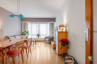 <p><span>Bright 2 bedroom apartment with 2 terraces at Pulhof!</span></p><p><span>This spacious and characterful apartment is located on the</span><span><sup>1st</sup></span><span> floor of a small and well-maintained building. With an absolutely prime location in the renowned and widely sought after Pulhof neighborhood, it is pleasant, quiet and quality living. Here you can enjoy both green surroundings as well as the proximity to the vibrant city life. Stores, parks, schools, sports facilities, public transport and important access roads are only a stone's throw away. Are you looking for a nice apartment for your own occupation or for a good, carefree investment (currently rented out). Do not miss this unique opportunity!</span></p><p><span> </span></p><p><span>Entrance hall, toilet, living space &amp; kitchen:</span></p><p><span>You enter the apartment through the entrance hall with security door, videophone and ample space to house a checkroom. The hall also houses a separate toilet with hand-washer. The cozy living space on full-wood parquet lends itself to any interior and has large windows (HR 2012) that create a beautiful natural light. Combined with the high ceilings, it highlights the feeling of space. Adjacent is the kitchen equipped with an electric stove with oven, range hood, dishwasher, double sink and connection for washing machine. Future-oriented, opening the kitchen is certainly one of the possibilities. </span></p><p><span> </span></p><p><span>Night hall, storage room, bedrooms &amp; bathroom:</span></p><p><span>The night hall includes a practical storage room with shelves and leads you to the bedrooms and bathroom. Both bedrooms are spacious (12.5m²) and are located at the even quieter rear of the building and overlook the greenery behind. The comfortable bathroom includes a bathtub/shower combination and washbasin with extra storage space. It is low-maintenance and ready to use, but could use some refurbishment in time.</span></p><p><span> </span></p><p><span>Terraces, basement &amp; garage box:</span></p><p><span>Through the kitchen you have access to a cozy front terrace. Also here is a built-in closet that provides additional storage space. On the larger terrace at the rear you can completely unwind after a busy working day or enjoy a delicious meal and/or a sparkling aperitif. A spacious and completely dry basement is included. A garage box with electric gate and front parking space can be optionally purchased, pure luxury and obviously a great added value.</span></p><p><span> </span></p><p><span>Additional assets:</span></p><p><span>- Top location in Pulhof</span></p><p><span>- 86m² cfr. EPC</span></p><p><span>- Partly HR++ glazing</span></p><p><span>- State of the building</span></p><p><span>- Roof insulation</span></p><p><span>- 2 terraces</span></p><p><span>- Low monthly charges</span></p><p><span>- Possibility garage box</span></p><p><span>- Basement</span></p><p><span> </span></p>