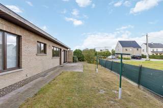 <p><span>Deze woonst is gunstig gelegen nabij het centrum van Heultje (Westerlo) en biedt vlotte verbindingen naar omliggende gemeenten, steden én de E313.</span></p><p><span>Een ideale locatie met alle voorzieningen binnen handbereik!</span></p><p><span> </span></p><p><span>De woning beschikt over een solide basis en biedt heel wat mogelijkheden tot modernisering zodat u er een hedendaagse gezinswoning van kan maken!</span></p><p><span> </span></p><p><span>Indeling: Inkom- en nachthal, afzonderlijk toilet, ruime en lichtrijke leefruimte, keuken (voorzien van kasten en toestellen), drie slaapkamers, badkamer (voorzien van lavabo, douche &amp; ligbad), inpandige garage.</span></p><p><span> </span></p><p><span>Extra info: CV op stookolie, dubbele beglazing (buitenschrijnwerk: hout), volledig onderkelderd (deels kruipkelder), zolder (bereikbaar via valtrap-uitbreidingsmogelijkheden!).</span></p><p><span> </span></p><p><span>Met zijn perceel van 7A 40CA en een bruikbare vloeroppervlakte van 168 m² (cfr EPC) is deze open bebouwing de perfecte woning voor gezinnen die op zoek zijn naar ruimte, rust en toekomstmogelijkheden!</span></p><p><span> </span></p><p><span>SBU &amp; bodemattest: In aanvraag.</span></p><p><span> </span></p><p><span>Breng snel een bezoek voor het te laat is! Neem contact op met Kenneth (kenneth.pollet@vastgoedhuys.be) op 0472/03 25 88 of Melissa (melissa.cardaci@vastgoedhuys.be) op 0486/54 71 80.</span></p>