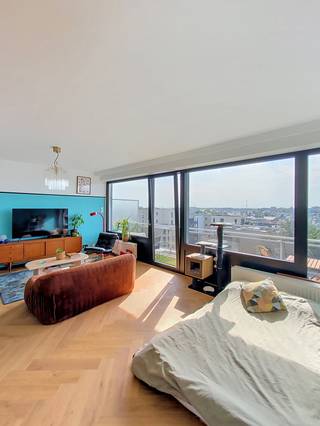 <p><span>We Invest Sud-Luxembourg biedt dit aangename studio-appartement van 42 m² te huur aan, gelegen op de 4e verdieping van de residentie « Le Luxembourg », Avenue Jean-Baptiste Nothomb 14 in Aarlen.</span></p>
<p><span>De woning bestaat uit een inkomhal met vestiaire en een apart toilet, evenals een aangename en lichtrijke leefruimte met een half uitgeruste keuken. De studio beschikt eveneens over een badkamer met douche en wastafel.</span></p>
<p><span>De leefruimte geeft toegang tot een zuidelijk georiënteerd balkon van 10 m², met een mooi en vrij uitzicht over de stad Aarlen. Deze buitenruimte is een echte troef en biedt de mogelijkheid om de hele dag van veel natuurlijk licht te genieten.</span></p>
<p>Bij de woning hoort een privatieve kelder, evenals een gemeenschappelijke wasruimte met een voorziene aansluiting voor een wasmachine.</p>
<p>Huurprijs: € 850/maand<br />Maandelijkse provisie voor lasten: € 90<span>, inclusief de gemeenschappelijke lasten en een provisie voor verwarming en warm water.</span></p>
<p><span>Een studio die comfort, lichtinval, buitenruimte en een centrale ligging combineert, ideaal voor een alleenstaande die wil genieten van alle voorzieningen die Aarlen te bieden heeft.</span></p>
<p><span>Voor meer informatie of een bezoek kunt u contact met ons opnemen via +32 (0)63 33 00 69 – </span><span>sud.luxembourg@weinvest.be</span></p>