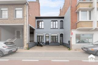 <p><strong>Instapklare woning met veel lichtinval in Menen.</strong></p><p>Deze volledig gerenoveerde woning (2013) combineert ruimte, comfort en een vlotte bereikbaarheid. Dankzij de grote raampartijen geniet je overal van een aangename lichtinval.</p><p><strong>Indeling:</strong></p><ul><li><strong>Gelijkvloers:</strong> inkom, apart toilet, ruime living met open keuken en directe doorgang naar de tuin</li><li><strong>1ste verdiep:</strong> 3 slaapkamers en badkamer</li><li><strong>Extra:</strong> droge kelder</li></ul><p><strong>Troeven:</strong></p><ul><li>Elektriciteit 100% conform</li><li>ERA Comfort Garantie inbegrepen</li><li>Droge kelder</li><li>Vlotte verbinding met de autostrade</li><li>Tuin toegankelijk vanuit de leefruimte</li><li>Volledig gerenoveerd in 2013</li></ul><p>Ben je op zoek naar een instapklare gezinswoning met alle comfort en een uitstekende ligging? Dan is dit huis in Menen precies wat je zoekt!</p>