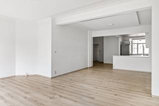 <p><span>Ruim en instapklaar 1 à 2 slaapkamer appartement aan 't Stadspark!</span><span><br /></span><span>Dit licht- en omvangrijk appartement van maar liefst 106m² bevindt zich op het 2e verdiep van een statig gebouw aan de rand van het Stadspark. Op deze droomlocatie zijn winkels, parken, scholen, horeca, sportfaciliteiten en openbaar vervoer steeds vlakbij, net als het bruisende Antwerpse stadsleven. Met een uitstekend EPC, conforme elektriciteit en een asbestveilige toestand is dit pand ook structureel een topper. Kortom, de ideale uitvalsbasis in centrum Antwerpen waar hedendaags comfort hand in hand gaat met een mooie balans tussen werk- en privéleven. Mis deze unieke kans zeker niet!</span></p><p><span><br /></span><span>Inkomhal, leefruimte, keuken & toilet:</span></p><p><span>De aparte inkomhal biedt voldoende plek voor een vestiaire en is voorzien van een veiligheidsdeur en parlofoon. In de riante leefruimte (ca. 40m²) wordt u meteen omvergeblazen door de prachtige natuurlijke lichtinval en het groene uitzicht op de boomtoppen van het stadspark. Een must voor een geweldige woon- en leefkwaliteit, maar ook een garantie op 100%. De moluren zorgen dan weer voor extra karakter in de lijn van de allure van het gebouw. De open keuken voorziet in veel werk- en opbergruimte en is uitgerust met kwalitatieve toestellen (gasvuur 5 pits, dampkap, combi-oven, Amerikaanse koelkast, vaatwasser). Het toilet met mozaïek en handenwasser is apart.</span></p><p><span> </span></p><p><span>Nachthal, slaapkamer(s) & badkamer:</span></p><p><span>Via de nachthal komt u bij een eerste kamer met als "eye-catcher" een glazen wand. Deze ruimte leent zich perfect als bureel, hobbyruimte, dressing of kinderkamer. Ze staat tevens in verbinding met de keuken, maar kan eenvoudig worden afgescheiden en kan zelfs uitgebreid worden. De master van 16m² beschikt over elektrische rolluiken, inbouwspots en een badkamer en suite. De rustieke badkamer, eveneens met charmante mozaïek tegeltjes, omvat een groot ligbad, inloopdouche, wasmeubel met spiegelkast, handdoekradiator en inbouwspots.</span></p><p><span><br /></span><span>Kelder:</span><span><br />Een privatieve kelder is inbegrepen, aan opbergruimte is dus hoegenaamd geen gebrek.</span></p><p><span><br /></span><span>Extra troeven:</span></p><p><span>- Toplocatie (Mobiscore 9,6/10)</span></p><p><span>- EPC B - 120</span></p><p><span>- 106 m² cfr EPC</span></p><p><span>- HR ramen</span></p><p><span>- Elektriciteit conform</span></p><p><span>- Asbestveilig</span></p><p><span>- Lichtrijk en groen uitzicht<br />- Kelder</span></p><p><span> </span></p>