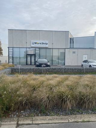 <p>In de recente KMO-zone <em>Koeweideblock</em> (recht tegenover het containerpark) bevindt zich dit modern bedrijfsgebouw uit 2018, uitgerust met de meest actuele technieken.</p>
<p>Het pand omvat een opslagruimte van 216 m² met een vrije hoogte van 6 m en een tussenverdiep in staalconstructie. De gelijkvloerse verdieping (127 m²) is momenteel ingericht als winkelruimte, maar kan perfect dienstdoen als kantoor. Op het verdiep (77 m²) bevinden zich extra kantoorruimtes met een ruim terras.</p>
<p>Daarnaast beschikt het gebouw over 6 private parkeerplaatsen.</p>
<p>Voor meer informatie of een bezoek, gelieve telefonisch contact op te nemen.</p>
