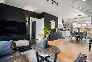 Cette maison économe en énergie et prête à emménager offre une disposition réfléchie et un confort de vie de haute qualité. Au rez-de-chaussée,...