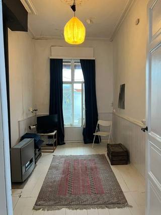 Te renoveren charmante, riante en lichtrijke burgerwoning gelegen in een rustige straat nabij de gegeerde buurt van de Coupure, een toplocatie in het historische stadscentrum van Gent.
Naast het gezellige gelijkvloers met karaktervolle elementen leidt de authentieke trap naar 3 bewoonbare verdiepingen met ruimte voor 5 slaapkamers, met oorspronkelijke schoorsteenmantels en houten vloeren. Een ruime veranda geeft uit op de sfeervolle en knusse stadstuin en de kelderverdieping biedt plaats aan berg- en wasruimtes.