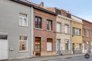 Ben je op zoek naar een woning met karakter die je volledig naar eigen smaak kan opfrissen en inrichten? Deze centraal gelegen rijwoning in een rustige straat biedt je alle troeven om van een stevige basis jouw droomwoning te maken. Op wandelafstand van het centrum, station en winkels, woon je hier op een toplocatie met alles binnen handbereik.<br /><br />Via de inkomhal kom je binnen in de ruime en open leefruimte. De keuken is momenteel afgesloten van de woonkamer met een valse wand, maar wie houdt van openheid kan hier met enkele ingrepen opnieuw één mooi geheel van maken. <br /><br />Achteraan bevind zich het gastentoilet en de badkamer. De badkamer dient nog geïnstalleerd/gerenoveerd te worden — een perfecte kans om het volledig naar jouw wensen aan te pakken!<br /><br />Via de open trap in de woonkamer kom je uit op de eerste verdieping. Hier zijn twee ruime kamers aanwezig, waarvan één doorloop-ruimte met de trap naar het de 2de verdieping. <br />Deze ruimte is ideaal als extra slaapkamer, grote dressing of hobbykamer. Op de tweede verdieping tref je nog twee bijkomende volwaardige slaapkamers. (zolder)<br /><br />De westelijk georiënteerde tuin biedt mogelijkheden voor een gezellig terras of moestuintje. <br />Verder beschikt de woning over centrale verwarming op aardgas en dubbele beglazing en geniet je hierdoor van een lage energiefactuur.<br /><br />Met een EPC-score C zit je hier dus zeer goed!<br /><br />Voor meer info of een bezoek:<br />joeri.vandeven@homixx.be<br />016/199.346<br />Meer foto's en info via: www.homixx.be