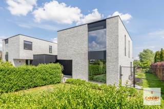 Deze perfect onderhouden woning met drie slaapkamers is gelegen op een centrale en groene locatie te Oostakker. U heeft verschillende...