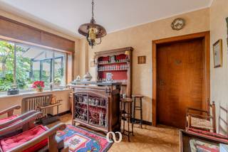 Ben je op zoek naar een huis met karakter en veel ruimte om zelf te bewonen of te verbouwen tot een meergezinswoning? Dit is jouw unieke kans.<br /><br />Deze woning bevindt zich op een boogscheut van het centrum van Ronse waar je alle faciliteiten kan terugvinden. Bovendien is het openbaar vervoer en het stadspark vlakbij. De typerende art-deco stijl zorgt voor een athentieke uitstraling en een onuitwisbare indruk. Met een bewoonbare oppervlakte van maar liefst 378 m² biedt deze woning tal van mogelijkheden.<br /><br />Indeling:<br />-Kelder: Zeer ruime praktische kelder. De volledige woning is onderkelderd wat handig kan zijn voor de leidingen.<br />-GLV: Imposante inkomhal met open plafond naar de bovenliggende verdiepingen waarrond de marmerend trap draait. Links van de hal is de keuken met eetplaats. Rechts is de leefruimte met aansluitend nog een bar. Er is ook nog een veranda en een lift.<br />-1stV: De nachthal geeft toegang tot 4 ruime slaapkamers en een badkamer.<br />-2deV: De nachthal geeft toegang tot 2 slaapkamers, een badkamer en een zolderruimte die makkelijk kan omgebouwd worden tot bijkomende kamer.<br />-3deV: Ruime, praktische zolder.<br /><br />Spreekt deze unieke eigendom jou aan en wens je van deze woning jouw thuis te maken of zie je potentieel om deze eigendom om te bouwen tot meergezinswoning? Maak snel een afspraak en kom alle mogelijkheden van deze karaktervolle woning zelf ontdekken.