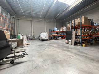 Dit uniek bedrijfsgebouw met opslag en kantoren bevindt zich vlak naast de E40 ter hoogte van Erembodegem. De kantoren van 344 m² zijn...