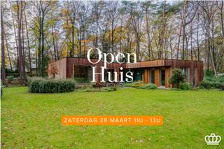 <p><span>Unieke gelijkvloers nieuwbouwvilla, met o.a. ruime en lichtrijke leefruimtes, 4 slaapkamers, 2 badkamers en fietsberging, mooi en rustig gelegen te Kapellenbos op een perceel van ca 5.000 m².</span></p><p><span> </span></p><p><span>INDELING</span></p><p><span> </span></p><p><span>Inkomhal op gepolierde betonvloer met gastentoilet en vestiairekast. De leefruimte, eveneens op gepolierde betonvloer is onderverdeeld in een speel- eet- en zitruimte. De hoge plafonds en grote ramen zorgen voor een overvloed aan natuurlijk licht en bieden een prachtig uitzicht over de tuin. De open keuken is uitgerust met een kookeiland en voorzien van alle hedendaagse inbouwapparatuur. Vanuit de keuken toegang tot een bijkeuken met ingebouwde kasten.</span></p><p><span>De nachthal is bereikbaar via zowel de inkomhal als de leefruimte en voorzien houten beklede muren en een lang dakraam dat voor veel lichtinval zorgt. De masterunit op visgraatparketvloer en onderverdeeld in een slaapkamer met een ruime dressing en een ensuite badkamer. Daarnaast zijn er nog drie extra slaapkamers op visgraatparketvloer voorzien van ingebouwd meubilair en een tweede badkamer. Verder nog een apart toilet, een wasplaats en een technische ruimte (met Vaillant warmtepomp, boiler, ontkalker en zonnepaneleninstallatie) en een inpandige fietsenstalling.</span></p><p><span> </span></p><p><span>Tuin</span></p><p><span>De villa is omgeven door een mooi aangelegde tuin die veel privacy en zoninval geniet en een knus, deels ingesloten terras.</span></p><p><span> </span></p><p><span>Bijzonderheden:</span></p><p><span>- Traditionele gebouwde woning met een hout beklede gevel</span></p><p><span>- Recent gebouwd met duurzame en kwalitatieve materialen, goed gelegen, rustig in het groen en op wandelafstand van de Royal Antwerp Golf.</span></p><p><span>- Unieke bouwstijl die mooi opgaat in de groene omgeving, grote raampartijen, hoge plafonds.</span></p><p><span>- Energiezuinig, warmtepomp met geothermische boring, verwarmen en koelen via vloerverwarming, </span><span>30 zonnepanelen, E-peil negatief: geen K.I. te betalen tem 2029.</span></p><p><span>- Uitgebreid dominicasysteem.</span></p><p><span>- Kruipruimte aanwezig onder de woning.</span></p><p><span> </span></p><p><span> </span></p><p><span> </span></p>