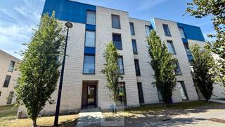 Prachtig gelijkvloers appartement met een rustige, doch zeer centrale ligging en een aangenaam uitzicht op de Leie. <br /><br />Dit appartement omvat een recent geplaatste keuken en recente laminaatvloer in het woongedeelte, waardoor het een moderne uitstraling heeft. De leefruimte is ruim en uitnodigend, de inkomhal is uitgerust met een handige vestiairekast, twee slaapkamers met beide ingewerkte kasten, een badkamer met dubbel lavabomeubel en bad met douchemogelijkheid, apart toilet en berging met aansluiting wasmachine.<br /><br />De grote troef van dit gelijkvloers pand is het ruime en zonnig terras met een charmant tuintje, allemaal met uitzicht op de Leie<br /><br />Met een privatieve kelder biedt dit appartement voldoende ruimte voor comfortabel wonen.<br />Geniet eveneens van het gemak van een privé autostandplaats.<br /><br />Daarnaast is dit appartement centraal gelegen, vlot bereikbaar, nabij een fietsroute en alle voorzieningen zijn op fiets- en wandelafstand. Dit is een unieke kans om te genieten van comfortabel wonen in een rustige omgeving met alle voorzieningen binnen handbereik.<br /><br />Kom deze oase van rust ontdekken en laat u betoveren door de magie van de Leie!<br /><br />Huurprijs te vermeerderen met 65 EUR gemeenschappelijke kosten.<br /><br />Beschikbaar: 1 oktober 2026<br /><br /><strong>Bezoeken?</strong><br />U kunt dit eenvoudig zelf inplannen via de afsprakenlink op onze website voor het bezoekmoment van maandag 3 augustus.