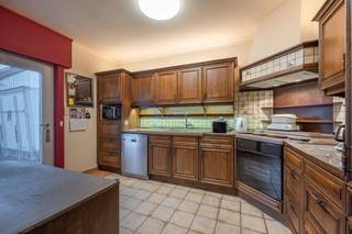 Deze te renoveren woning biedt de ideale mogelijkheid om werk en wonen te combineren. Het kappersgedeelte kan makkelijk ingenomen worden voor andere doeleinden en is zo ideaal voor vrije beroepen. De woning geniet van een zeer strategische ligging te Wingene met een vlotte bereikbaarheid. <br /><br />De indeling omvat een inkomhal, professionele polyvalente ruimte, nachthal, 3 slaapkamers, badkamer, toilet, woonkamer met open keuken, ruime garage met berging, kelder en een ruime zolder over de volledige woning.<br /><br />Als extra geniet het perceel van een mooie tuin met terrassen en voldoende parkeermogelijkheden.<br /><br />Stedenbouwkundige inlichtingen in aanvraag - renovatieplicht van toepassing (EPC F)<br /><br />Voor meer informatie of een vrijblijvend bezoek, neem contact op met Michiel op het nummer 0473 255 533.