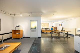 Uniek gelegen gelijkvloers in 2000 Antwerpen nabij Marnixplaats met een nuttige vloeroppervlakte van ca. 410 m². Thans ingericht als kantoor...