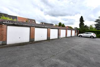 De centrale ligging en de grote vraag op die locatie naar degelijke garages te huur maakt deze eigendom heel attractief voor vastgoedbeleggers die een vaste opbrengst wensen zonder veel gedoe!

De garagebox is voorzien van een poort en voldoende ruim om eventuele rekken in te stallen achteraan de garagebox.

De afmetingen zijn als volgt: 
De poort 
Hoogte: 201 cm

Garage: 
Breedte: 305 cm
Diepte: 607 cm

Indien u graag meer info of een bezoek wenst, bel ons op 09 336 16 15 of mail naar info@vastgoedunicum.be