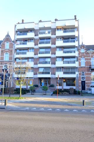 Deze gemeubelde studio van 60m² is gelegen op de kleine ring van Hasselt, vlak bij de Blauwe Boulevard. <br />Deze is volledig ingericht met een uitklapbaar bed, zodat er nog voldoende ruimte is als woongedeelte. Deze studio is volledig gerenoveerd en voorzien van een nieuwe badkamer en een nieuwe keuken. Er is voldoende ruimte voor opberging.<br />Er is eveneens een terras voorzien van waaruit je op de Hasseltse kanaalkom uitkijkt. De wagen kan op de autostandplaats veilig geparkeerd worden. Vaste kosten zijn €50.<br />Deze is onmiddellijk beschikbaar<br /><br />pluspunten van deze studio:<br />- ligging in centrum Hasselt aan Blauwe Boulevard<br />- volledig bemeubelt<br />- recent gerenoveerd<br />- autostaanplaats inbegrepen<br />- ...<br /><br />Wens je deze mooie studio te bezichtigen neem dan contact op voor een afspraak met Valère Vangeel via valere@vestio.com of bel 0472 32 34 24