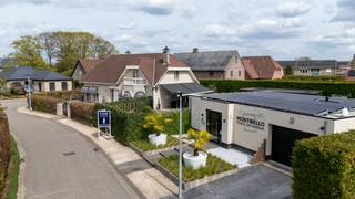 <p><strong>Op een rustige ligging nabij de Nederlandse grens, op een ruim hoekperceel van maar liefst 1.353 m², bevindt zich deze prachtige en volledig instapklare villa. Deze eigendom combineert luxe, comfort en veelzijdigheid, met onder meer een verwarmd zwembad, jacuzzi en een hoogwaardig afgewerkt bijgebouw van ca. 120 m² – ideaal als kantoor, gastenverblijf of B&B. Deze eigendom is volledig omsloten door groene hagen en biedt een maximum aan comfort en privacy.</strong></p>
<p><strong>Gelijkvloers</strong><br />Een ruime inkomhal heet U een warme welkom. Enerzijds toegang naar het woongedeelte, anderzijds naar het kantoor en keuken. De woonkamer kijkt uit op de tuin en het is gezellig zitten bij de gashaard. Bij mooi weer loopt u door de dubbel opendraaiden ramen het terras op.Aansluitend bevindt zich de royale leefkeuken met prachtige maatwerk kasten, kookeiland en kwalitatieve inbouwtoestellen, waaronder een inductiekookplaat met geïntegreerde afzuiging, vaatwasser, oven, koelkast/vriezer en wijnkoeler. In de ruime eethoek tafelt u gezellig met uw gezin of gasten.<br />Op het gelijkvloers vindt u tevens een bureau of extra slaapkamer en een praktische voorraad wijnkelder van ca. 20 m² op stahoogte. De volledige benedenverdieping is uitgerust met vloerverwarming (met uitzondering van het bureau).</p>
<p><strong>Verdieping:<br /></strong>De riante overloop geeft toegang naar vier volwaardige slaapkamers. De master bedroom beschikt over een ruime dressing en een luxueuze en-suite badkamer met dubbele wastafel, inloopdouche, ligbad en toilet. Daarnaast is er een tweede badkamer met douche, toilet en wastafel. De drie overige slaapkamers zijn alle ruim, waarvan twee slaapkamers ook voorzien zijn van maatwerk kasten. <br />Via een vlizotrap bereikt u een ruime bergzolder.</p>
<p><strong>Bijgebouw – veelzijdige mogelijkheden</strong><br />Het recent gebouwde bijgebouw (2020) van ca. 120 m² is momenteel ingericht als beautysalon en is hoogwaardig afgewerkt en biedt tal van mogelijkheden: praktijkruimte, kantoor, gastenverblijf of B&B. Het gebouw is thans ingedeeld met een ontvangstruimte en 2 behandelkamers, waarvan 1 beschikt over een douche en een apart toilet. Dit bijgebouw omvat tevens een ruime inpandige garage met automatische poort en aansluitingen voorwasmachine en droogkast . Vloerverwarming (zelfs in de garage) en een eigen cv-installatie zorgen voor optimaal comfort.</p>
<p><strong>Tuin</strong>:<br />De zuid gerichte tuin is fraai aangelegd en voorzien van meerdere terrassen. U geniet hier van een verwarmd Starline zwembad met buitendouche en een aparte relaxruimte van ca. 32 m² met jacuzzi en glazen schuifpanelen – ideaal om het hele jaar door te ontspannen. Op het perceel is er parkeergelegenheid voor zes wagens en een laadpaal aanwezig.</p>
<p><strong>Bijzonderheden</strong></p>
EPC-label B (woning) en A (bijgebouw)<br />30 zonnepanelen<br />Aluminium ramen met rolluiken en markiezen<br />Woning gebouwd in 2001 en volledig gemoderniseerd in 2020<br />Bewoonbare oppervlakte ca. 300 m² + bijgebouw ca. 120 m²<br />Uitgebreid alarm- en camerasysteem - Elektriciteit conform<br />Uitstekende ligging in een rustige, groene omgeving nabij de grens<br />Motor isolerend roldek zwembad vernieuwd in 2025<br />
<p>Deze unieke eigendom is de perfecte combinatie van wonen, werken en ontspannen in alle comfort en luxe.<br />Neem zeker na eens een kijkje in de woning via onze virtuele toer: https://tour.giraffe360.com/d16c8d61beaa470a9be7e5ecc416d0aa/</p>